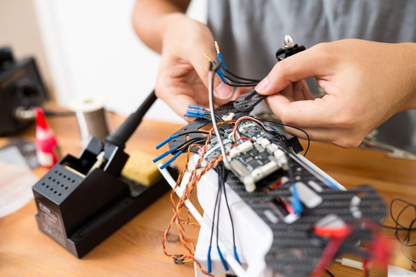 Comment les studios de photographie peuvent-ils utiliser les drones pour offrir des services innovants ?